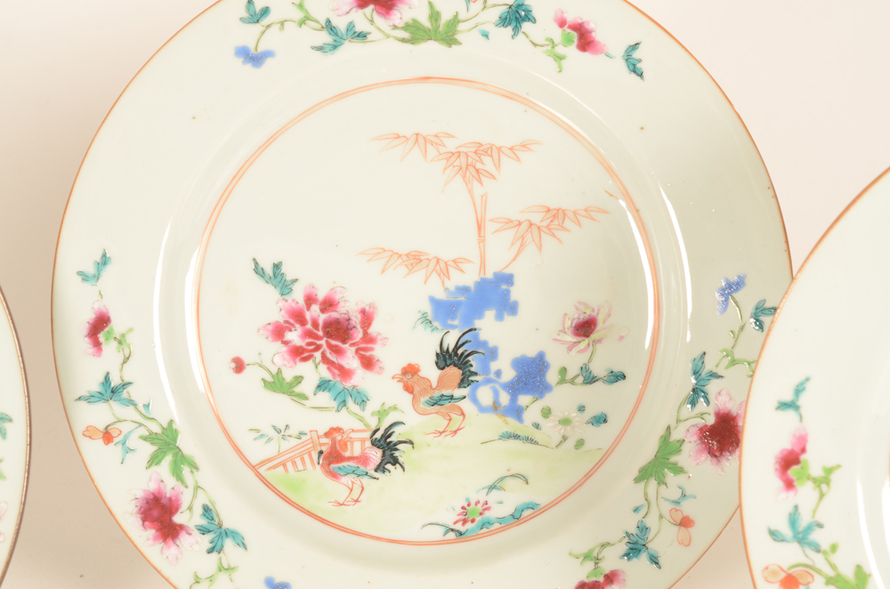 A set of six (!) chinese porcelain famille rose plates — Detail of the decoration on the plates