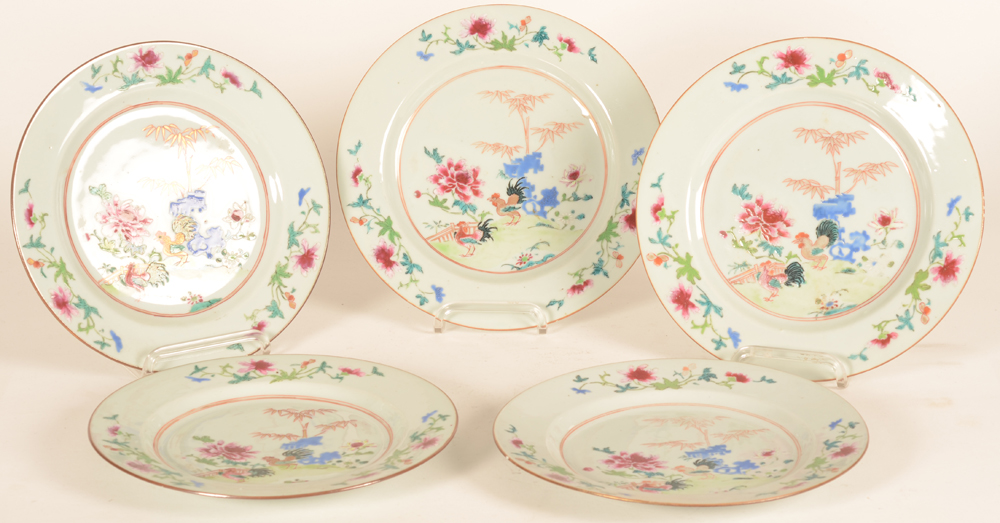 A set of six (!) chinese porcelain famille rose plates — Une série de 6 assiettes chinoises en émaux de la famille rose, décor aux 2 coqs et au rocher fleuri