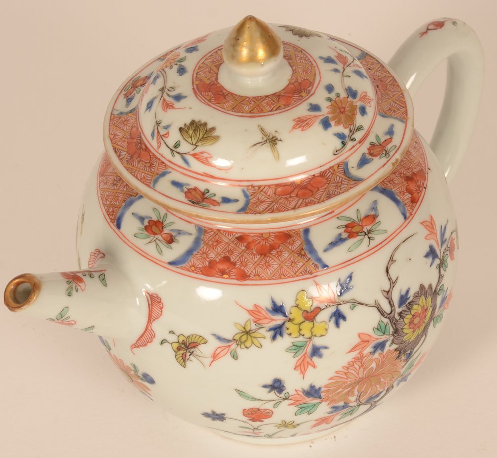 A Chinese porcelain teapot in famille verte enamels — Theepot met deksel in Chinees porselein versierd in famille verte email kleuren