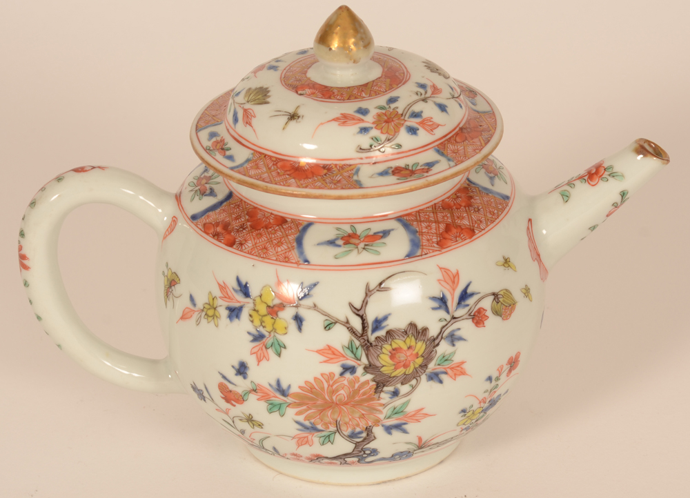 A Chinese porcelain teapot in famille verte enamels — Une théière en porcelaine de Chine famille verte&nbsp; époque 18-ième