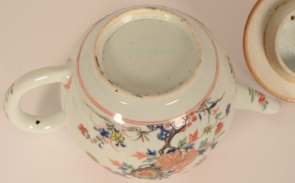 Chinese porcelain teapot in famille verte enamels — Bottom