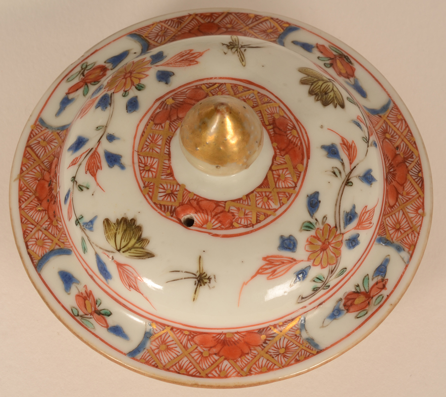 Chinese porcelain teapot in famille verte enamels — the lid