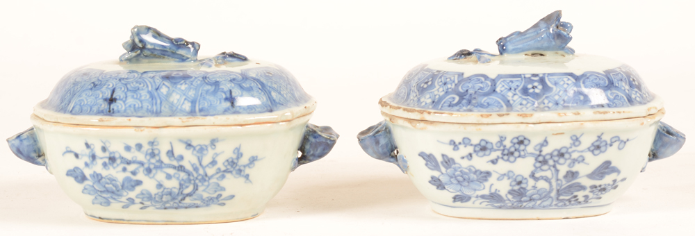 Two chinese blue and white export porcelain tureens — Deux terrines en porcelaine de de chine&nbsp; chine de commande bleu et blanc