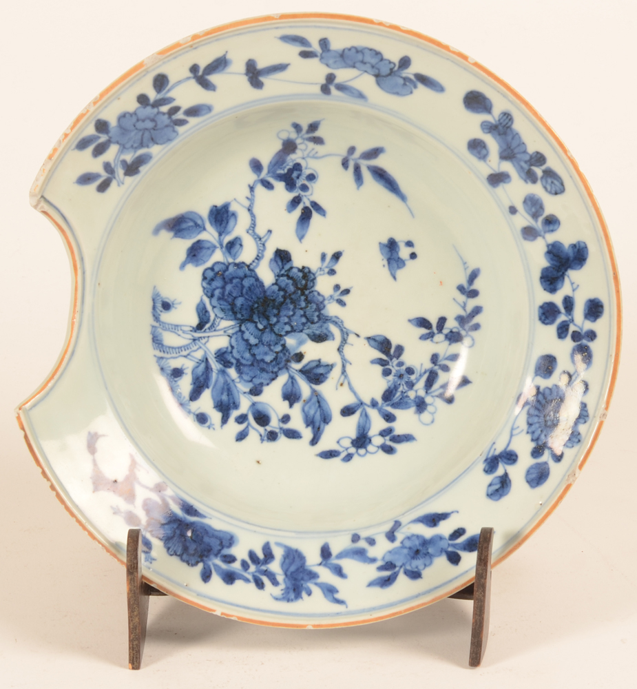 Chinese shaving dish — A blue and white shaving dish, 18th century