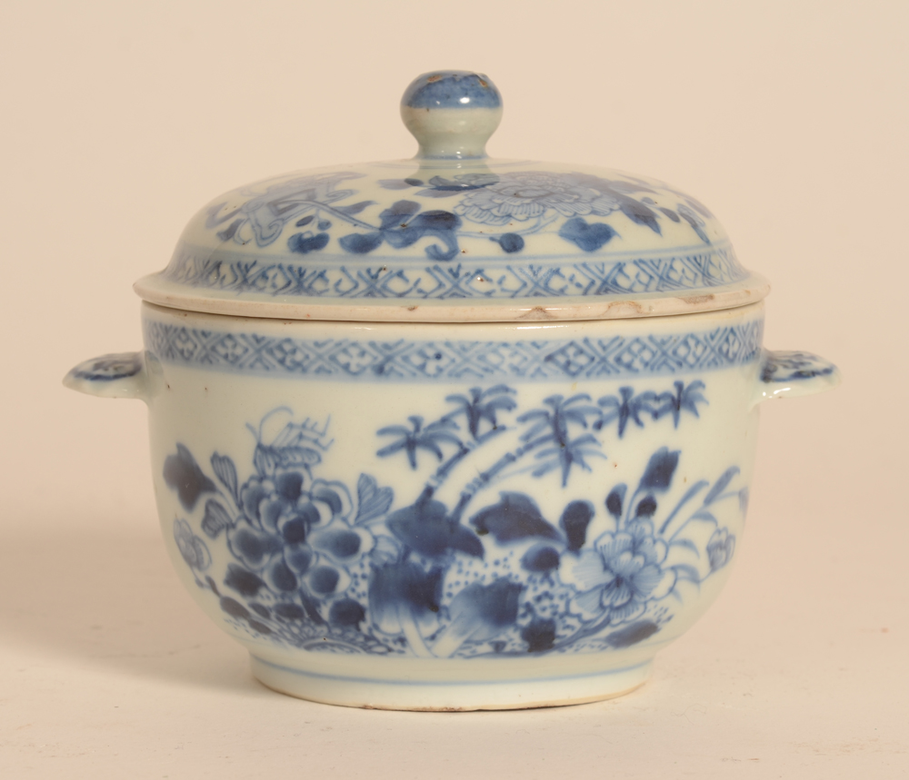 Chinese sugar bowl blue and white porcelain — Sucrier couvert en porcelaine de Chine 18ième