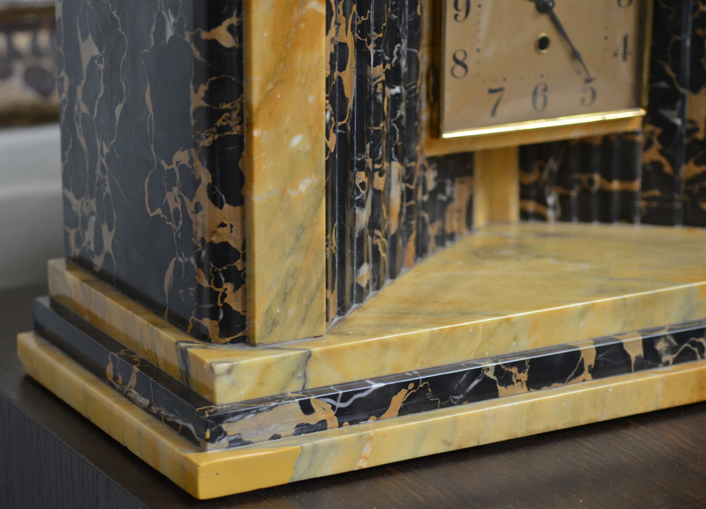 An impressive portor and yellow Sienna marble mantle clock, 1930s — Detail of the restored corner