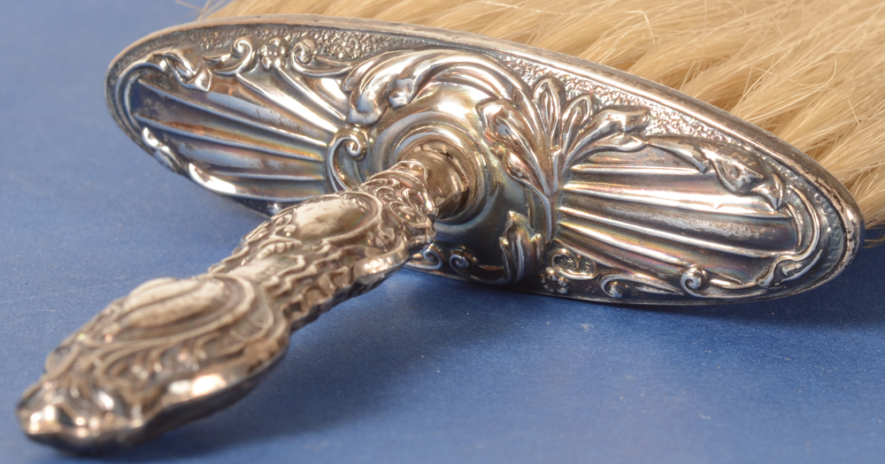Sterling silver clothes brush — Detail of the top and handle in silver