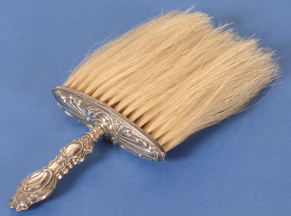 Clothes Brush — Brosse a vetements, en argent Anglais, fabrique a Birmingham en 1906-1907