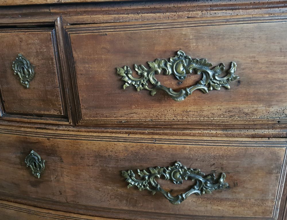 L XVth chest of drawers — <p>Detail of the bronze handles</p>
