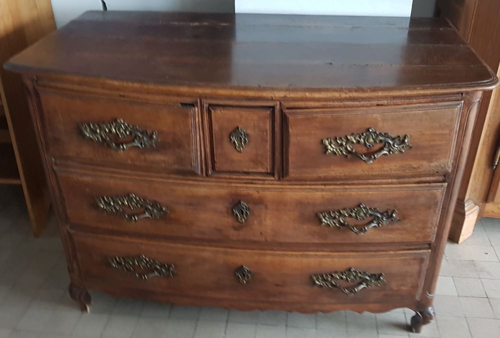 L XVth chest of drawers — <p>Commode d'époque L XV en noyer massif, en état originale mais avec des restaurations à faire</p>