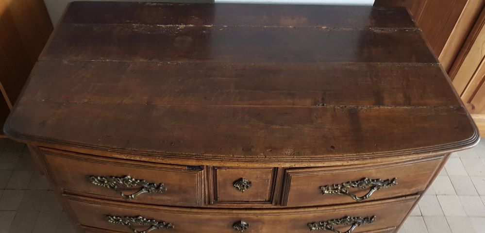 L XVth chest of drawers — <p>Top of the commode, in original condition but showing traces of use</p>