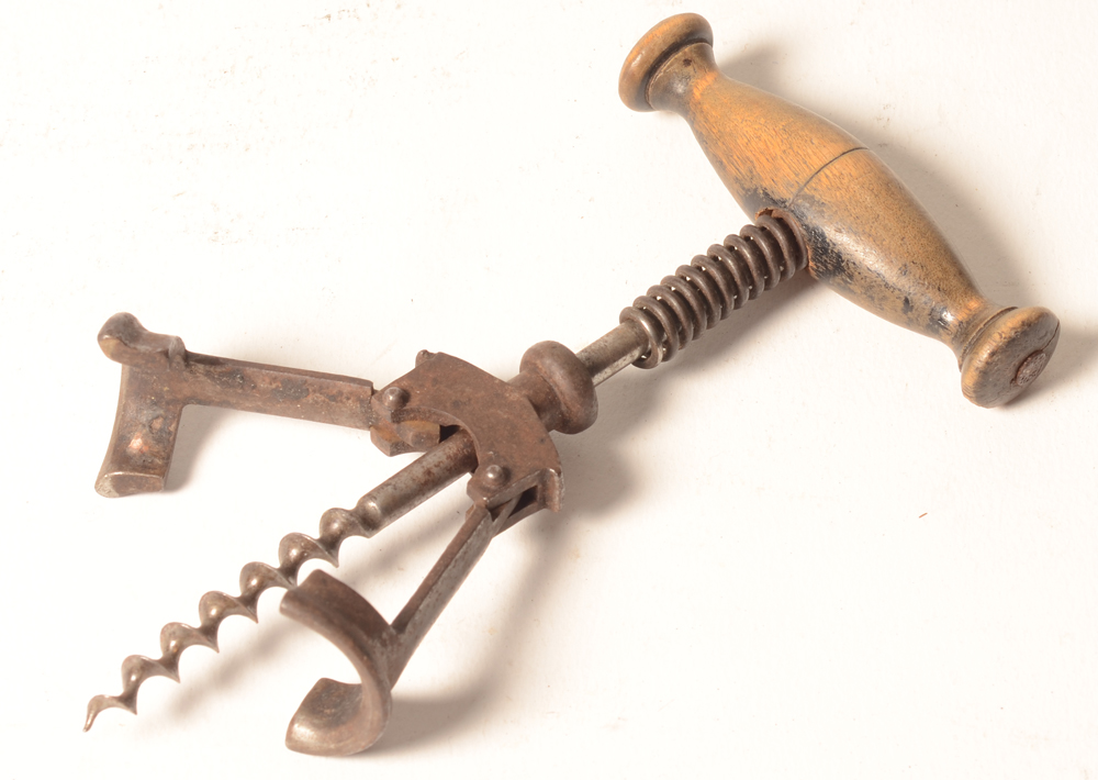Vintage corkscrew — Curieux tire-bouchon en fer et bois, probablement France 1re moitie du 20e siecle.