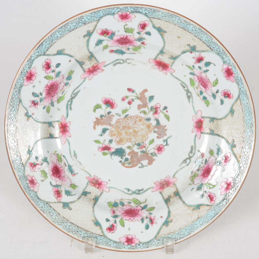 Chinese Famille Rose porcelain plate — Assiètte en porcelaine de chine, famille rose