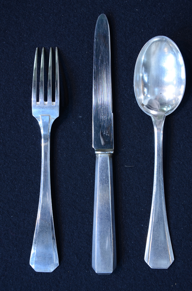 De Bist — A modernist silver cutlery set, fork showing back side.