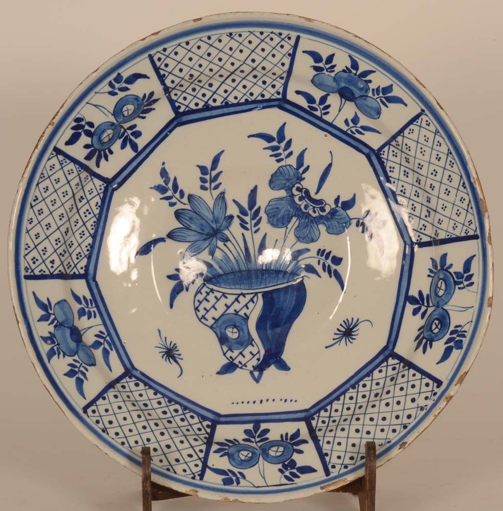 Delft Cardinal Dish with vase — Plat de 35 cm de diamètre, en bonne condition générale
