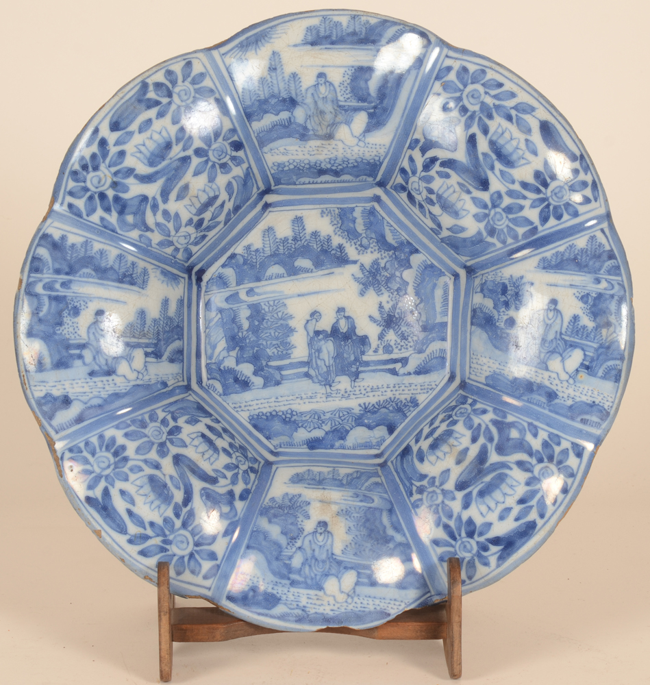 Delft lobed dish — Plat ondulant Delft avec décor de chinoiserie