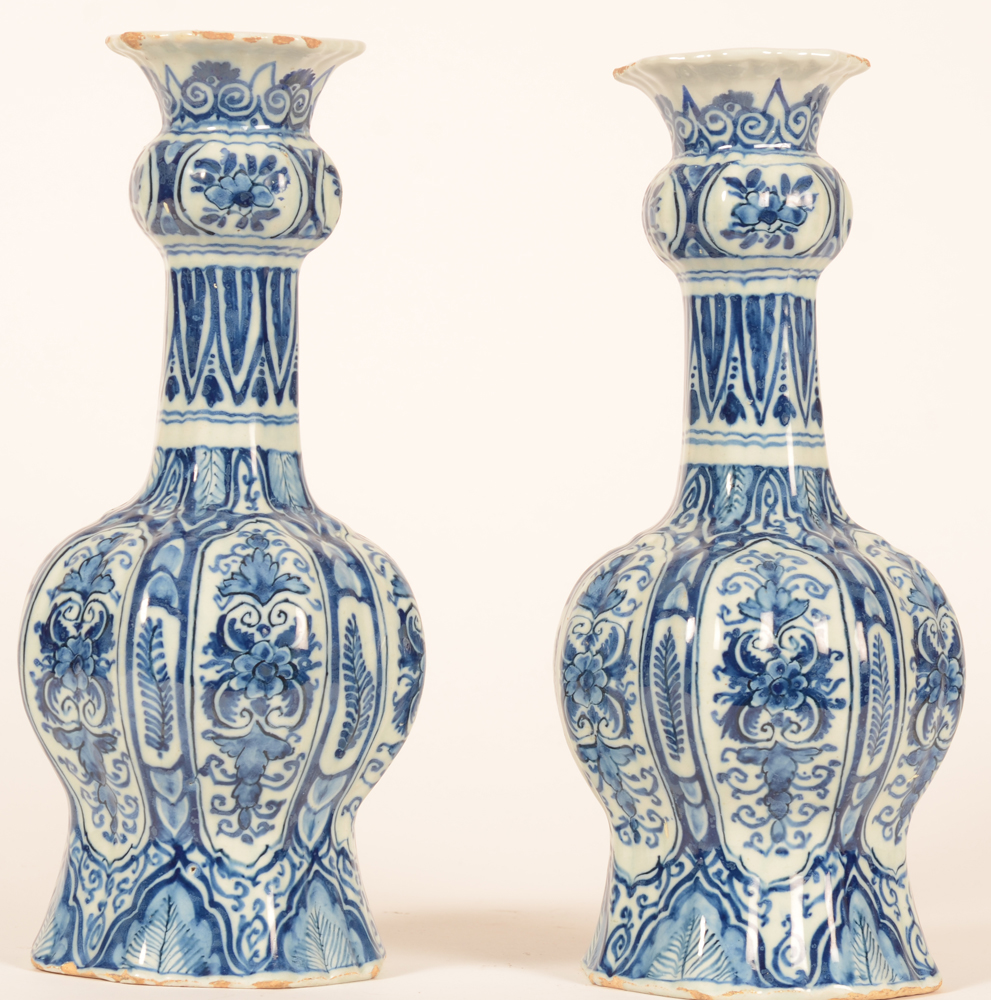 Delftware — <p>Une paire de vases 18me en bonne condition.</p>
