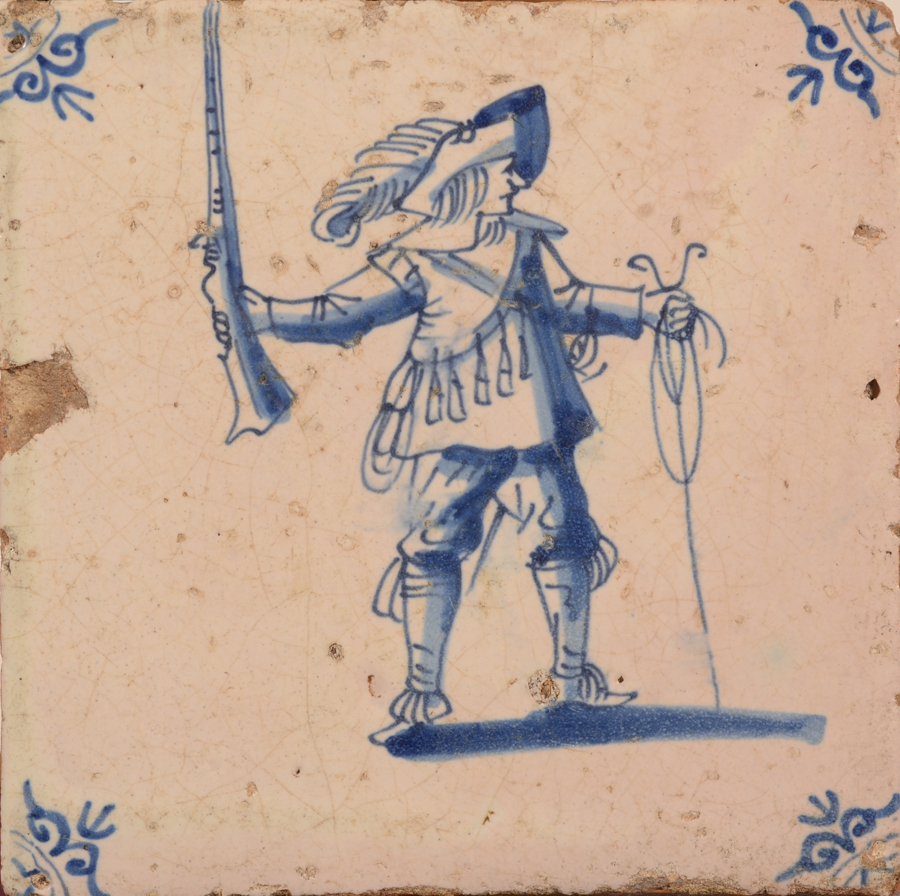Dutch Musketeer tile — <p>Carreau en faience de Delft, 18e</p>