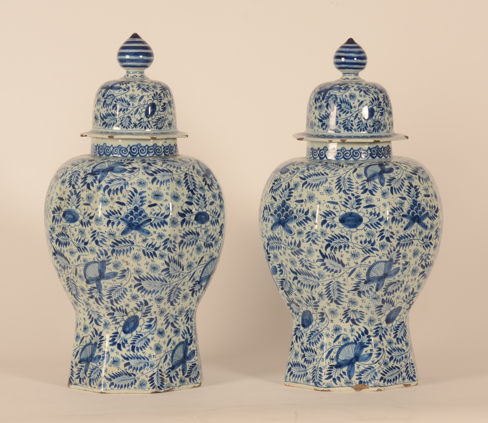 Pair of Delftware blue and white millefiori lidded jars — Une belle paire de pots avec leur couvercle en faience de Delft décor millefleurs bleu et blanc 18ème