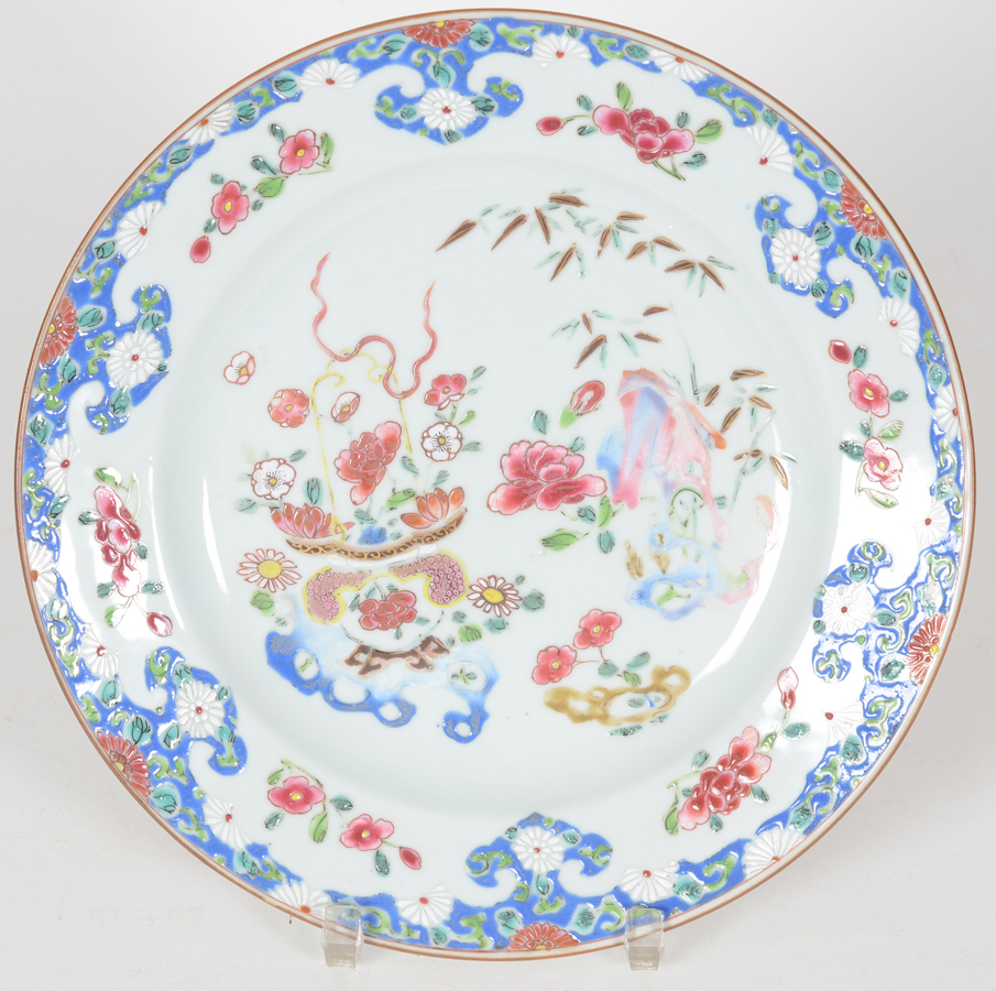 Famille Rose plate — Assiètte en porcelaine de chine, famille rose, en bonne condition.