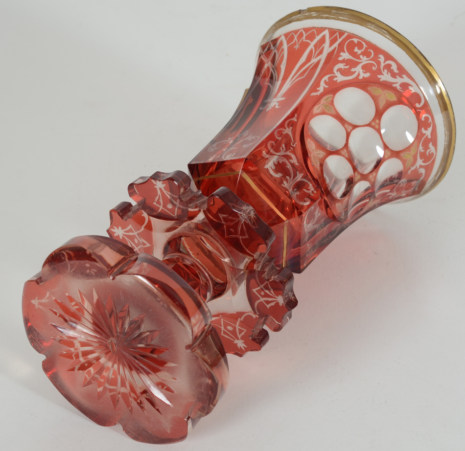 A Bohemian ruby red overlay glass beaker with standing horse, 19th century — View of the base