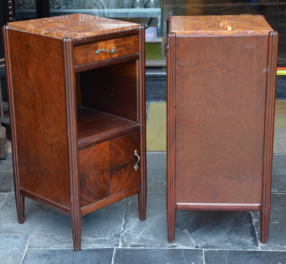 A pair of art deco night stands in mahogany and onyx marble — Alternate sides of the stands