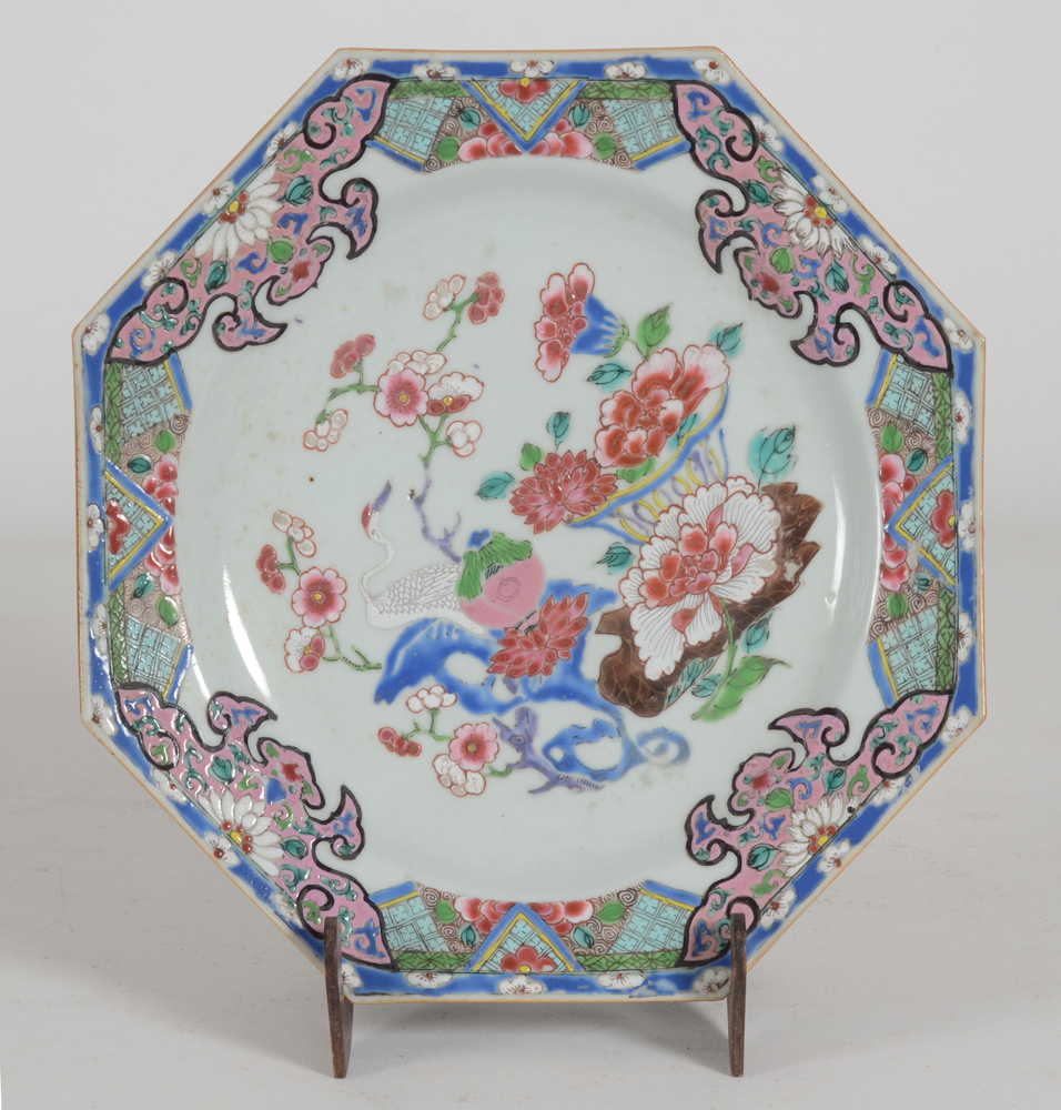 Octagonal famille rose Chinese export plate with white heron — Assiette octagonale famille rose décoré d'un héron blanc sur un rocher fleuri