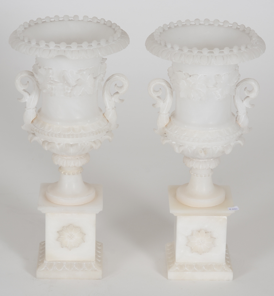 a pair of fine alabaster Medici-shaped vases, ca. 1870 — Paire de vases en albâtre, probablement italien, vers 1870