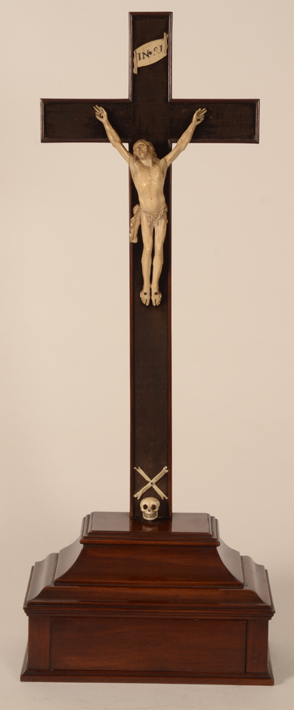Empire Christ on the cross — Beau Christ en ivoire de belle qualite, d'epoque empire (ca. 1800), croix en acajou avec tiroir secret
