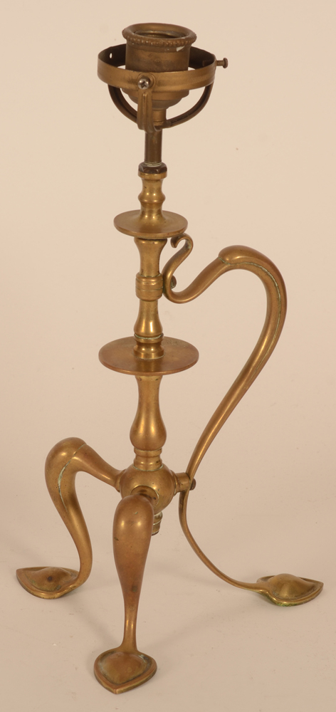 English arts and crafts brass lamp — Curieux pied de lape anglais, dans le style de W.A.S. Benson