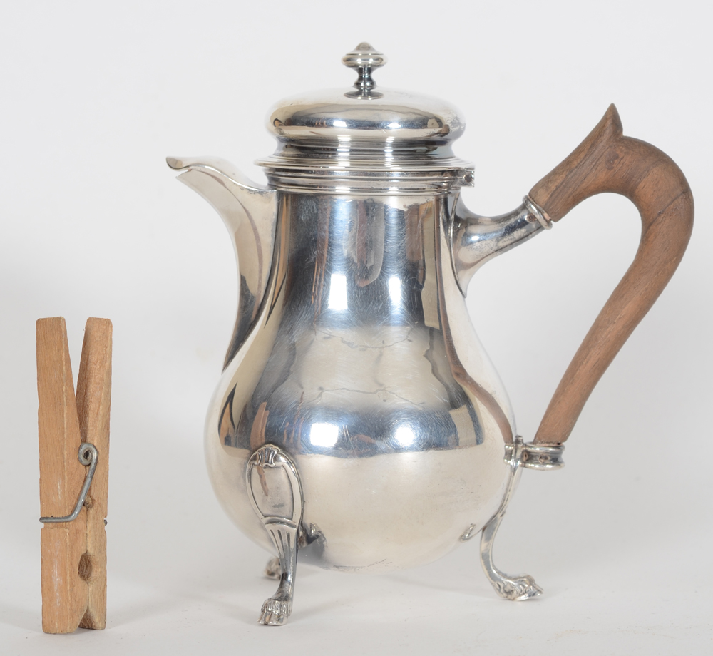 Fray et Fils (Paris), a small, almost miniature silver and wood coffepot, end of the 19th century — Petite cafetière en argent, presque miniature