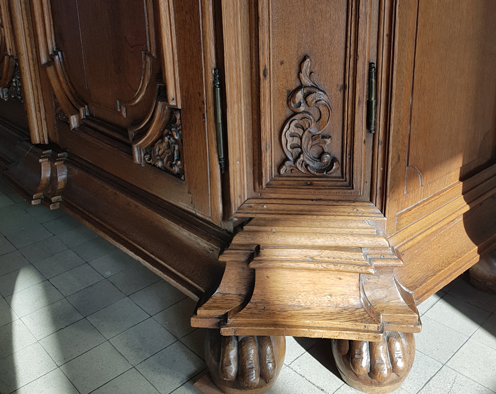 Flemish regence armoire — Detail of the claw feet