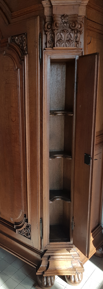 Flemish regence armoire — Small doors on the angles