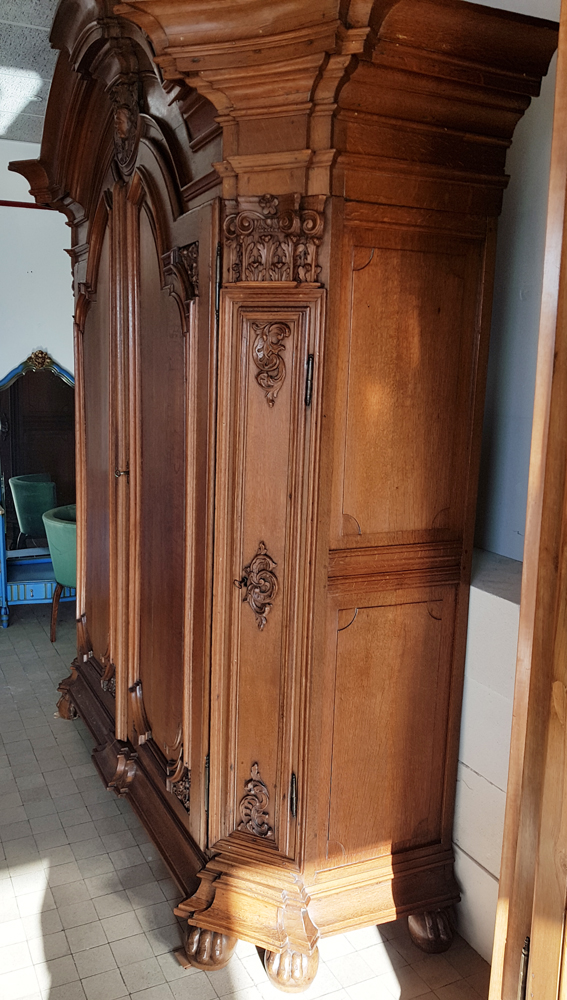 Flemish regence armoire — View from the side