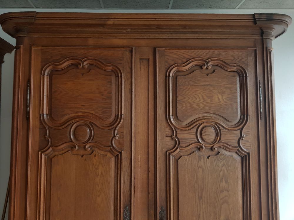 French oak wardrobe 18th century — <p>View of the upper part, with the original cornice</p>