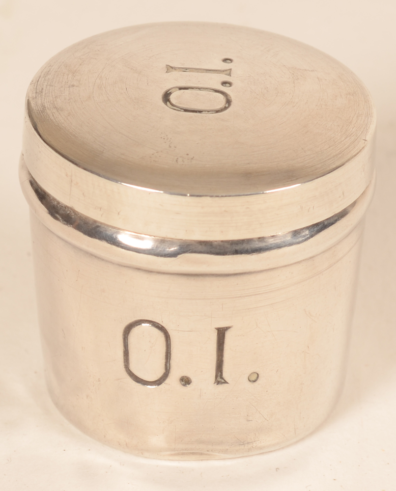 Holy oil container — Petit recipient pour l'huile sainte en argent, poincon jurande et vieillard, poincon de maitre non dechifree