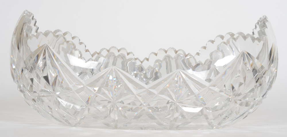 a large Val St-Lambert canoe shaped cut crystal coupe — Grande coupe en cristal clair taillé, longueur 39 cm