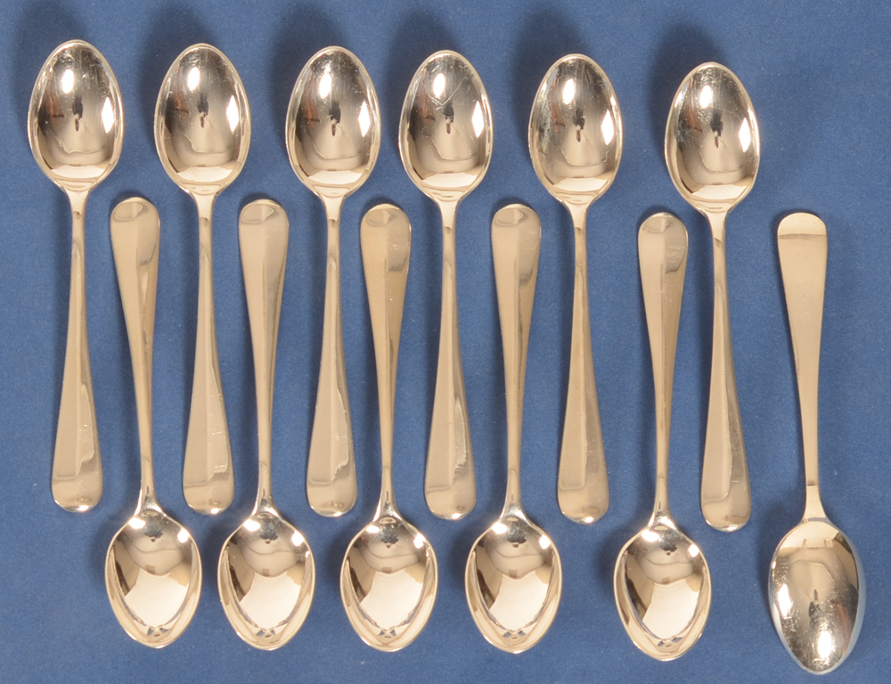 Gerritsen en Van Kempen — Set van 12 zilveren lepeltjes, de meest rechtse toont de achterzijde