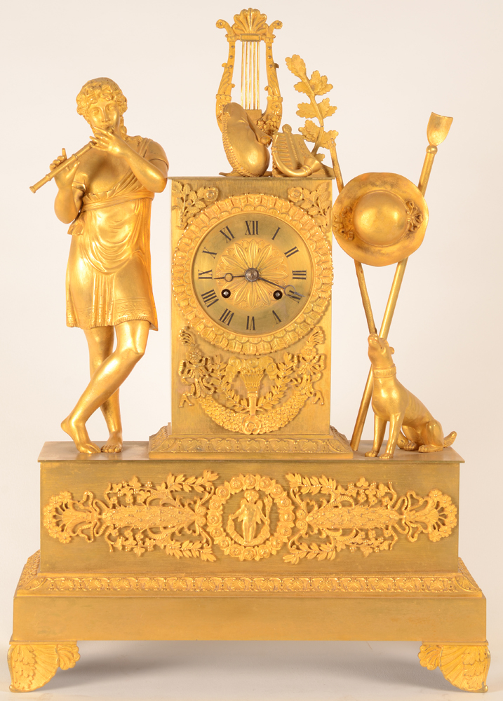 Gilt bronze Charles X clock — Pendule en bronze dore, finement ciselle, un berger a l'antique jouant la flute, un chien a ses cotes.