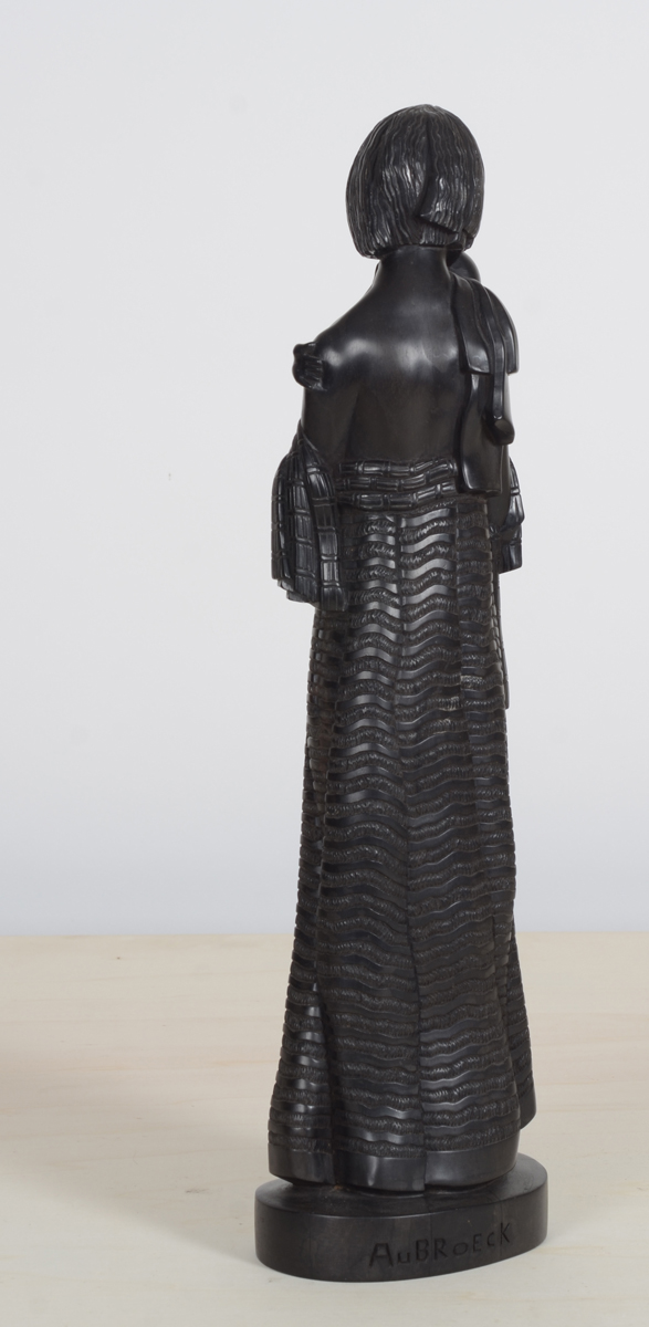 Karel Aubroeck Mother & Child — Back of the sculpture<br>