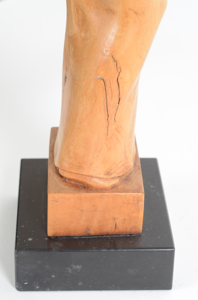 Geo Vindevogel Madonna and child 1943, a boxwood sculpture — Detail of the side, showing some aging cracks and stains to the base