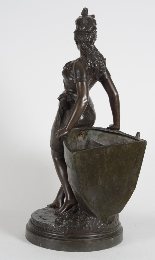 Dargile bathing woman — Back of the sculpture with recepient for flowers