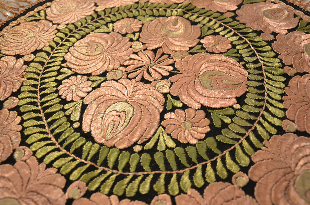 A round original art deco embroidery green-pink — Detail of the embroidery