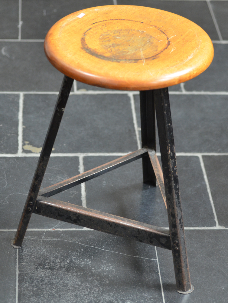 An industrial stool 1950's — Petit tabouret en fer et bois, design industriel des années 50.