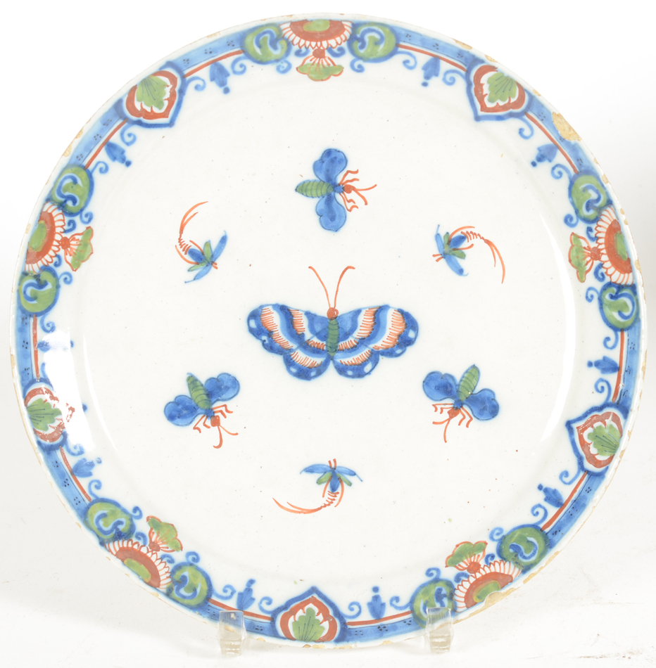 A Delft butterfly pattern 18th century dish — Belle assiètte 18e avec décor d'un papillon entouré d'insectes