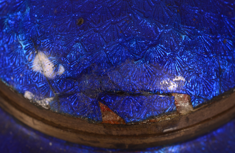 Japanese cloisonné enamel tea pot — Detail of the chip on the lid
