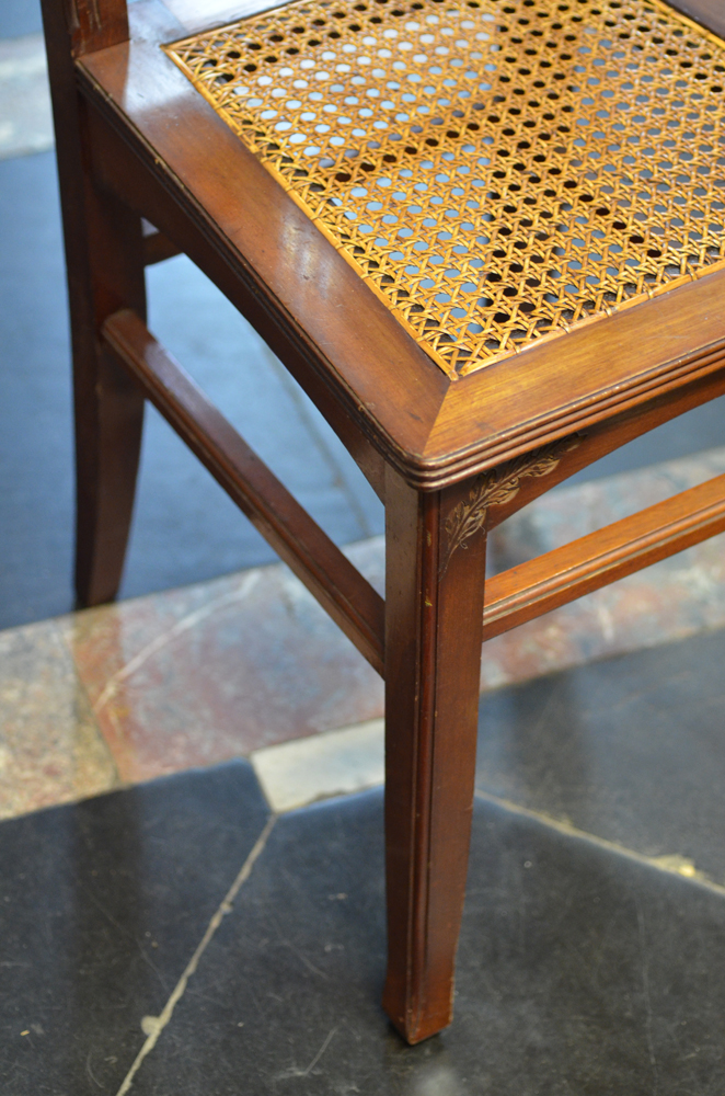 A set of 6 solid mahogany jugendstil chairs — Detail of the tapering front legs