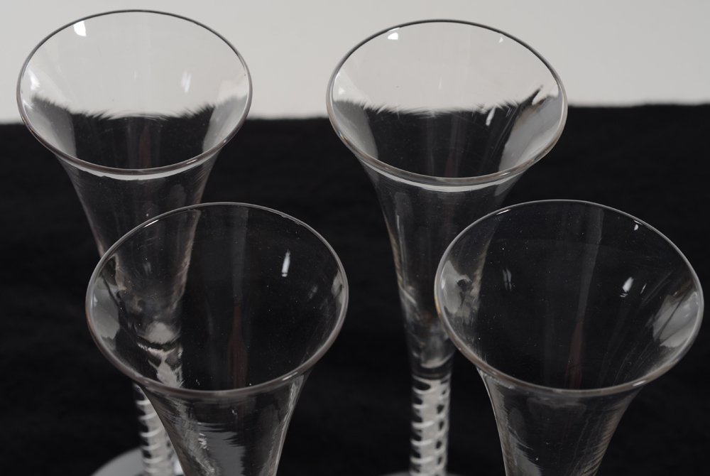 4 English air twist flute wine glasses, 18th century — Detail of the rims
