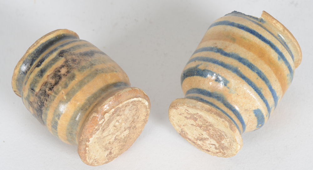 Two majolica Antwerp (?) ointment jars 16th century — Side view with bases visible