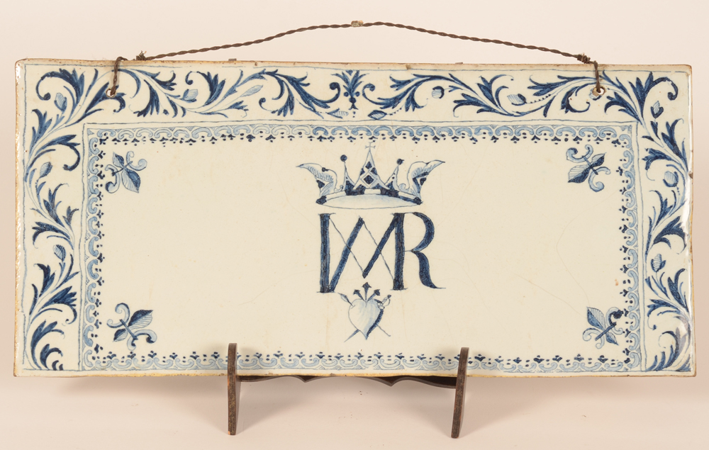 Ceramic wall tile — <p>Plaque en ceramique, probablement portugais 18e (?) avec le monogramme de Maria Regina, en bonne condition</p>